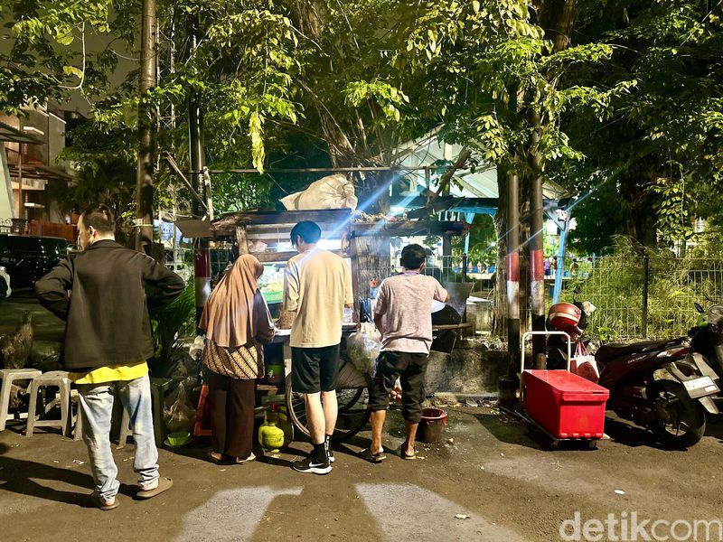 Array,Antre 1,5 Jam Demi Nasi Goreng Bang Boim yang Viral di Pluit Karang