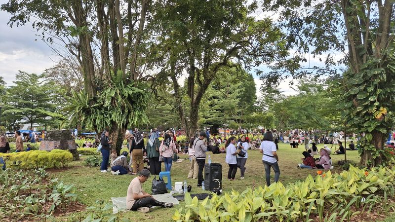 Daftar 10 Lokasi Healing Murah Meriah di Bogor, Bisa Sambil Jajan, 1. Alun-alun Kota Bogor, 2. Taman Kencana, 3. Taman Air Mancur, 4. Taman dan Lapangan Sempur, 5. Kebun Raya Bogor, 6. Jalan Surya Kencana, 7. Ruko Taman Yasmin, 8. Situ Gede, 9. Pusat Jajanan Bangbarung, 10. Taman Budaya Sentul City