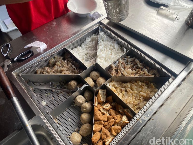 Bakso Cirawang Manja : Pedas Seuhah! Bakso Aci Tulang Rangu Pakai Sambal Kacang Medok, 1. Didirikan oleh Mantan TKI Timur Tengah, 2. Cirawang Super Manja, Cek Menu Lainnya di Halaman Berikutnya!, 3. Cirawang Manja dan Bakso Super Manja, 4. Kriuk Manja dan Urat Koyor Oseng