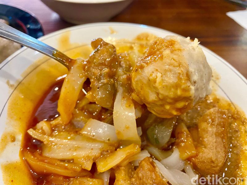 Bakso Cirawang Manja : Pedas Seuhah! Bakso Aci Tulang Rangu Pakai Sambal Kacang Medok, 1. Didirikan oleh Mantan TKI Timur Tengah, 2. Cirawang Super Manja, Cek Menu Lainnya di Halaman Berikutnya!, 3. Cirawang Manja dan Bakso Super Manja, 4. Kriuk Manja dan Urat Koyor Oseng
