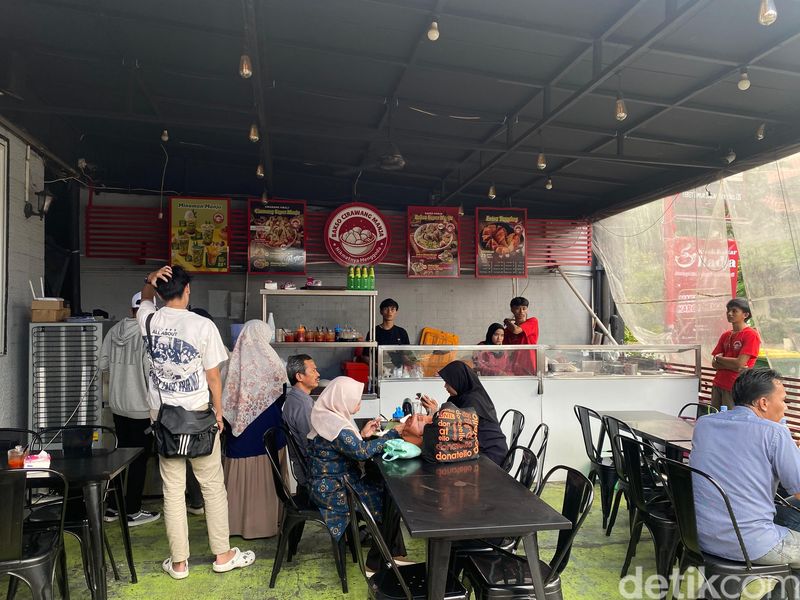 Bakso Cirawang Manja : Pedas Seuhah! Bakso Aci Tulang Rangu Pakai Sambal Kacang Medok, 1. Didirikan oleh Mantan TKI Timur Tengah, 2. Cirawang Super Manja, Cek Menu Lainnya di Halaman Berikutnya!, 3. Cirawang Manja dan Bakso Super Manja, 4. Kriuk Manja dan Urat Koyor Oseng