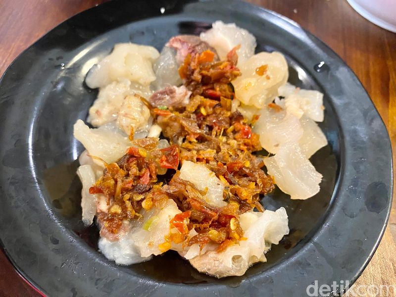 Bakso Cirawang Manja : Pedas Seuhah! Bakso Aci Tulang Rangu Pakai Sambal Kacang Medok, 1. Didirikan oleh Mantan TKI Timur Tengah, 2. Cirawang Super Manja, Cek Menu Lainnya di Halaman Berikutnya!, 3. Cirawang Manja dan Bakso Super Manja, 4. Kriuk Manja dan Urat Koyor Oseng