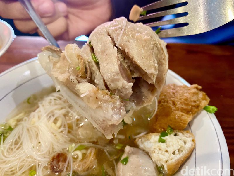Bakso Cirawang Manja : Pedas Seuhah! Bakso Aci Tulang Rangu Pakai Sambal Kacang Medok, 1. Didirikan oleh Mantan TKI Timur Tengah, 2. Cirawang Super Manja, Cek Menu Lainnya di Halaman Berikutnya!, 3. Cirawang Manja dan Bakso Super Manja, 4. Kriuk Manja dan Urat Koyor Oseng