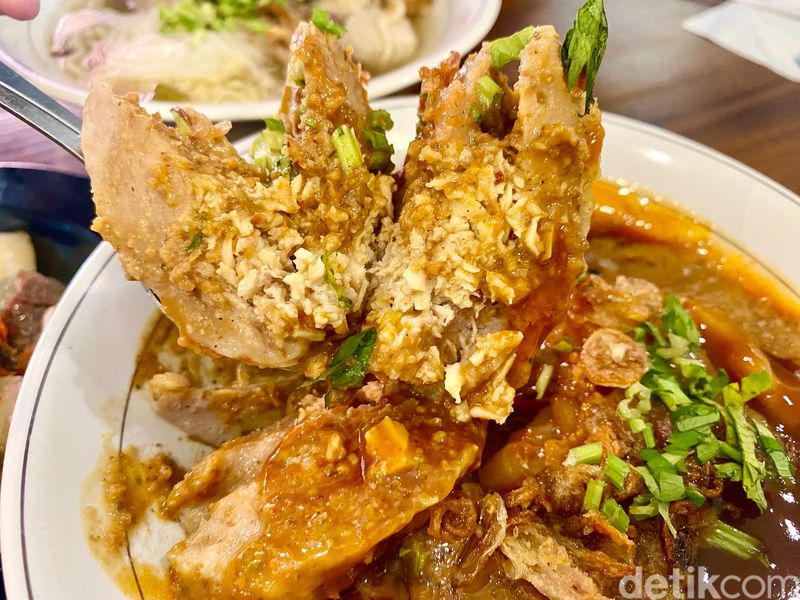 Bakso Cirawang Manja : Pedas Seuhah! Bakso Aci Tulang Rangu Pakai Sambal Kacang Medok, 1. Didirikan oleh Mantan TKI Timur Tengah, 2. Cirawang Super Manja, Cek Menu Lainnya di Halaman Berikutnya!, 3. Cirawang Manja dan Bakso Super Manja, 4. Kriuk Manja dan Urat Koyor Oseng