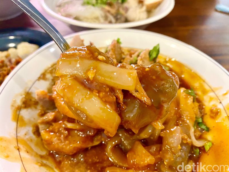 Bakso Cirawang Manja : Pedas Seuhah! Bakso Aci Tulang Rangu Pakai Sambal Kacang Medok, 1. Didirikan oleh Mantan TKI Timur Tengah, 2. Cirawang Super Manja, Cek Menu Lainnya di Halaman Berikutnya!, 3. Cirawang Manja dan Bakso Super Manja, 4. Kriuk Manja dan Urat Koyor Oseng