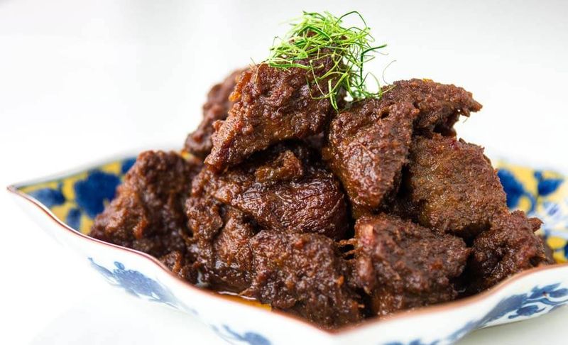 Array,2 Wanita India Jualan Nasi Padang, Lauk Jagoannya Rendang