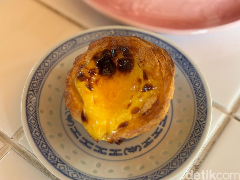 Misua Gaya Hing Hua dan Cake Mochi Nikmat di Kafe Kopitiam, 1. Berkonsep kopitiam, 2. Milik 4 chef, 3. Ragam kuliner peranakan autentik, 4. Dessert cake mochi hingga egg tart, 5. Berkonsep pet friendly