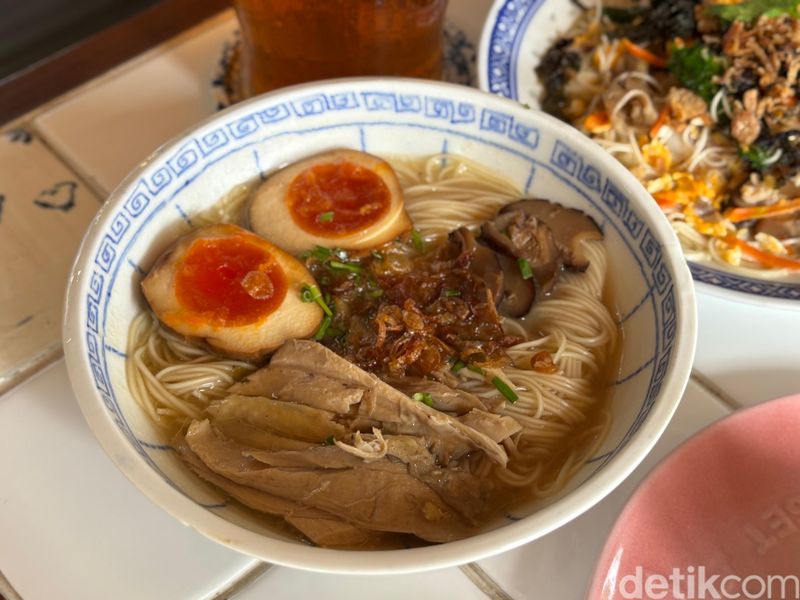 Misua Gaya Hing Hua dan Cake Mochi Nikmat di Kafe Kopitiam, 1. Berkonsep kopitiam, 2. Milik 4 chef, 3. Ragam kuliner peranakan autentik, 4. Dessert cake mochi hingga egg tart, 5. Berkonsep pet friendly