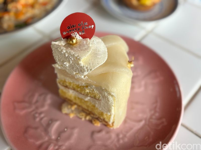 Misua Gaya Hing Hua dan Cake Mochi Nikmat di Kafe Kopitiam, 1. Berkonsep kopitiam, 2. Milik 4 chef, 3. Ragam kuliner peranakan autentik, 4. Dessert cake mochi hingga egg tart, 5. Berkonsep pet friendly