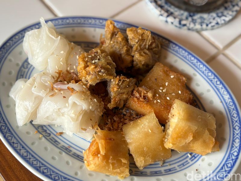 Misua Gaya Hing Hua dan Cake Mochi Nikmat di Kafe Kopitiam, 1. Berkonsep kopitiam, 2. Milik 4 chef, 3. Ragam kuliner peranakan autentik, 4. Dessert cake mochi hingga egg tart, 5. Berkonsep pet friendly