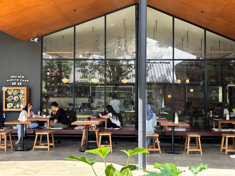 Misua Gaya Hing Hua dan Cake Mochi Nikmat di Kafe Kopitiam, 1. Berkonsep kopitiam, 2. Milik 4 chef, 3. Ragam kuliner peranakan autentik, 4. Dessert cake mochi hingga egg tart, 5. Berkonsep pet friendly