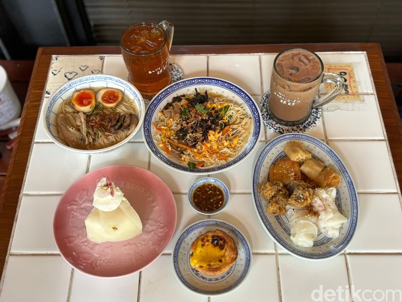 Misua Gaya Hing Hua dan Cake Mochi Nikmat di Kafe Kopitiam, 1. Berkonsep kopitiam, 2. Milik 4 chef, 3. Ragam kuliner peranakan autentik, 4. Dessert cake mochi hingga egg tart, 5. Berkonsep pet friendly