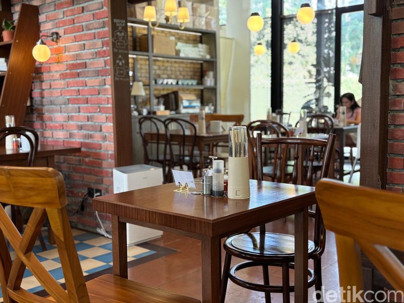 Misua Gaya Hing Hua dan Cake Mochi Nikmat di Kafe Kopitiam, 1. Berkonsep kopitiam, 2. Milik 4 chef, 3. Ragam kuliner peranakan autentik, 4. Dessert cake mochi hingga egg tart, 5. Berkonsep pet friendly
