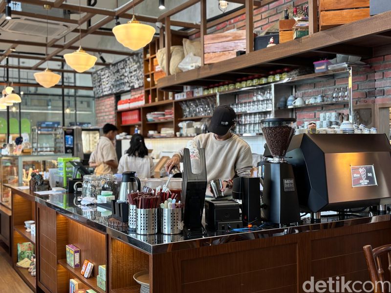 Misua Gaya Hing Hua dan Cake Mochi Nikmat di Kafe Kopitiam, 1. Berkonsep kopitiam, 2. Milik 4 chef, 3. Ragam kuliner peranakan autentik, 4. Dessert cake mochi hingga egg tart, 5. Berkonsep pet friendly