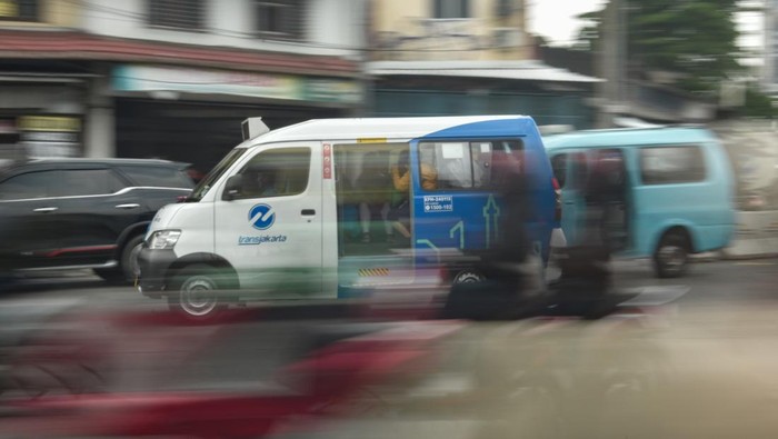 Array,Sopir JakLingko Mau Dibenahi: Serasa Mobil Sendiri, Bawa Keluarga-Ngebut