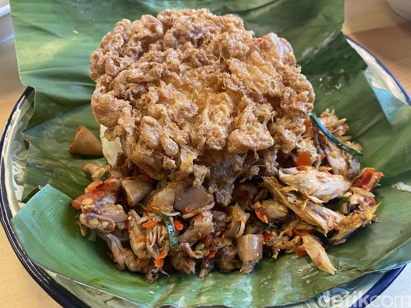 Sinar Untung: Makan Siang Pakai Telur Kriwil dan Cakalang Pedas di Warteg Kalcer, 1. Mengusung konsep 'kalcer' yang unik, 2. Aneka menu rumahan sedap, 3. Paket Telur Cumi yang jadi andalan, 4. Ngemil Otak-otak hingga Es Asam Maram