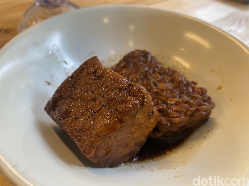 Sinar Untung: Makan Siang Pakai Telur Kriwil dan Cakalang Pedas di Warteg Kalcer, 1. Mengusung konsep 'kalcer' yang unik, 2. Aneka menu rumahan sedap, 3. Paket Telur Cumi yang jadi andalan, 4. Ngemil Otak-otak hingga Es Asam Maram