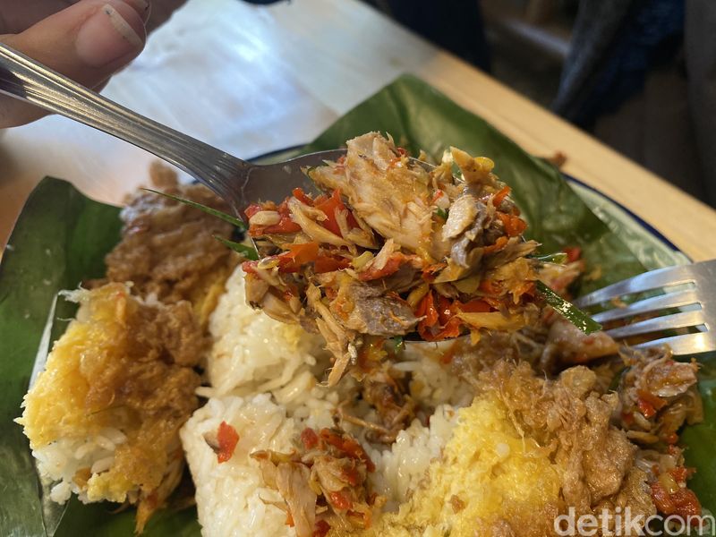 Sinar Untung: Makan Siang Pakai Telur Kriwil dan Cakalang Pedas di Warteg Kalcer, 1. Mengusung konsep 'kalcer' yang unik, 2. Aneka menu rumahan sedap, 3. Paket Telur Cumi yang jadi andalan, 4. Ngemil Otak-otak hingga Es Asam Maram