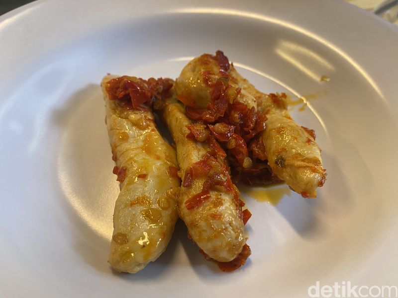 Sinar Untung: Makan Siang Pakai Telur Kriwil dan Cakalang Pedas di Warteg Kalcer, 1. Mengusung konsep 'kalcer' yang unik, 2. Aneka menu rumahan sedap, 3. Paket Telur Cumi yang jadi andalan, 4. Ngemil Otak-otak hingga Es Asam Maram
