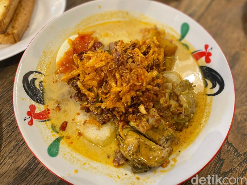 Straits: Ada Lontong Sayur Ayam Kari yang Gurih Smokey di Kopitiam Ini, Gaya Modern Homey, Hidangan Peranakan dan Nusantara, Lontong Sayur Ayam Kari yang Gurih Smokey, Mie Kangkung Belacan Topping Udang, Roti Bakar Kaya dan Popiah Bisa Jadi Camilan