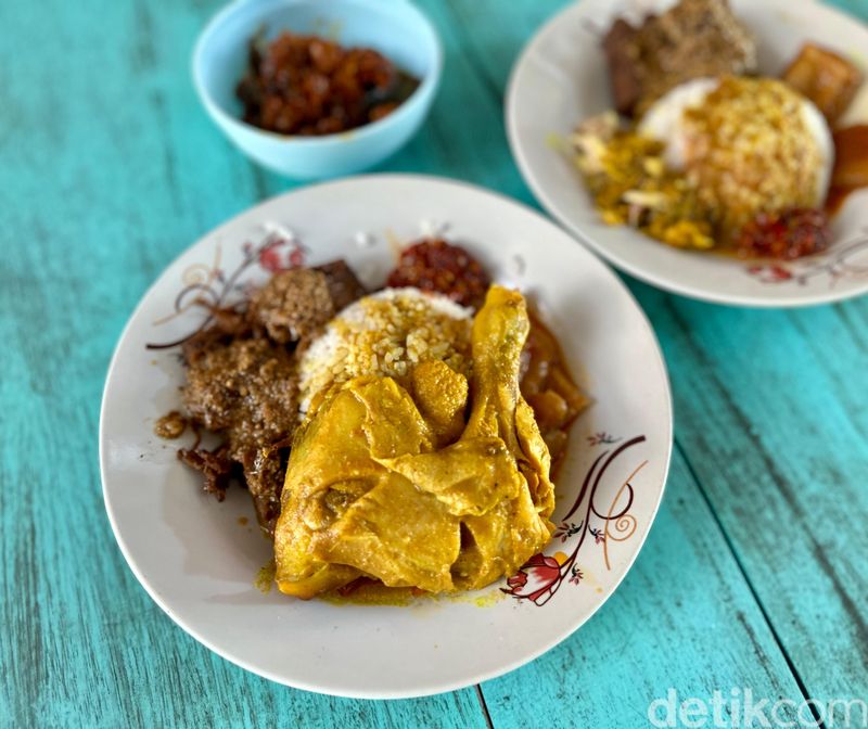 Gudeg Koyor Yu Par: Sedep Miroso! Gudeg Jogja Topping Koyor dan Opor Ayam, Dari Bantul 'diboyong' ke Depok, Nasi gudeg krecek mulai Rp 17 ribu, Sambal goreng krecek yang pedas dan areh yang gurih, Nasi gudeg koyor plus opor ayam yang miroso!, Pelengkap oseng mercon dan tahu tempe bacem