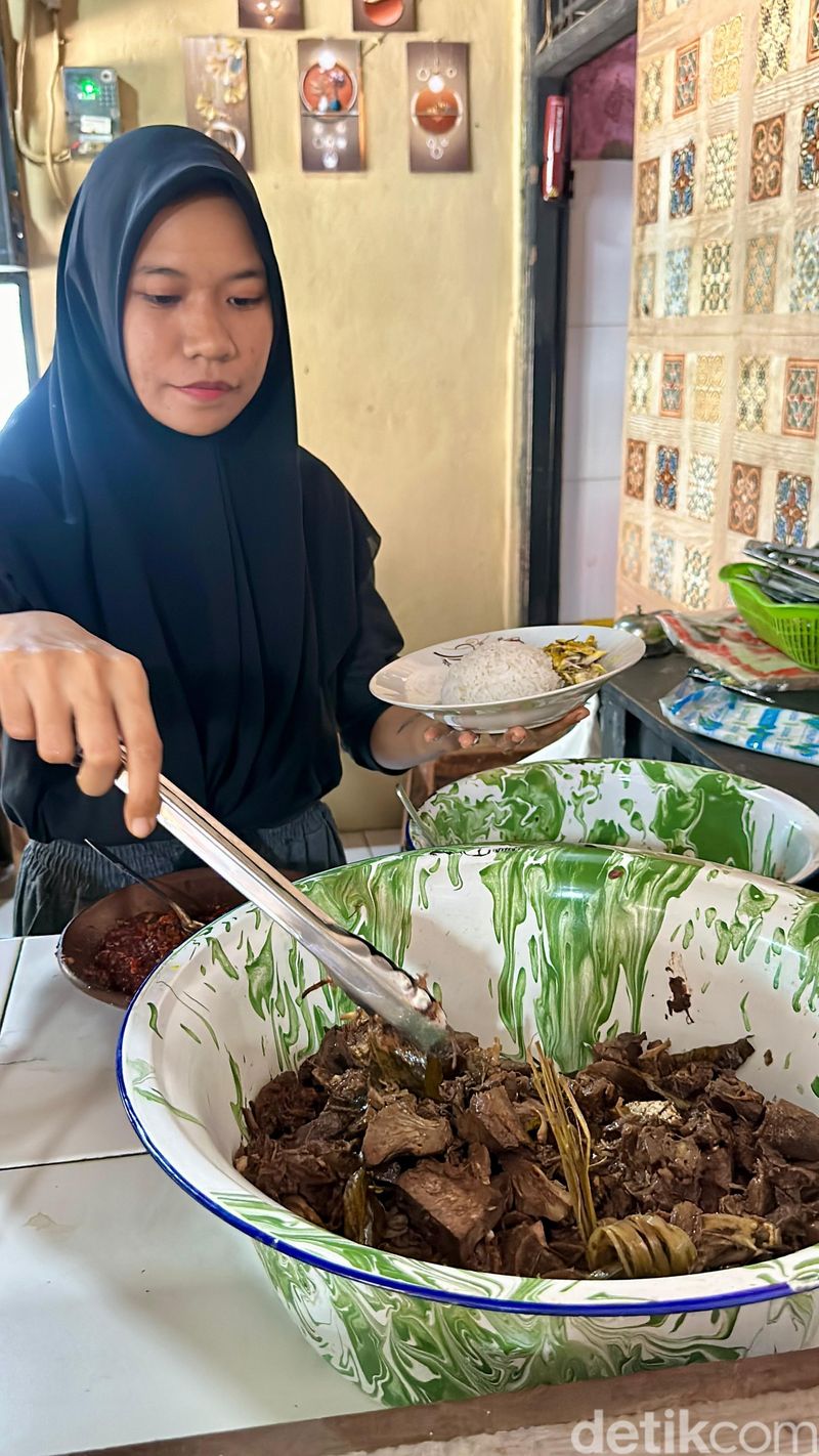 Gudeg Koyor Yu Par: Sedep Miroso! Gudeg Jogja Topping Koyor dan Opor Ayam, Dari Bantul 'diboyong' ke Depok, Nasi gudeg krecek mulai Rp 17 ribu, Sambal goreng krecek yang pedas dan areh yang gurih, Nasi gudeg koyor plus opor ayam yang miroso!, Pelengkap oseng mercon dan tahu tempe bacem