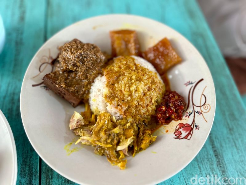Gudeg Koyor Yu Par: Sedep Miroso! Gudeg Jogja Topping Koyor dan Opor Ayam, Dari Bantul 'diboyong' ke Depok, Nasi gudeg krecek mulai Rp 17 ribu, Sambal goreng krecek yang pedas dan areh yang gurih, Nasi gudeg koyor plus opor ayam yang miroso!, Pelengkap oseng mercon dan tahu tempe bacem