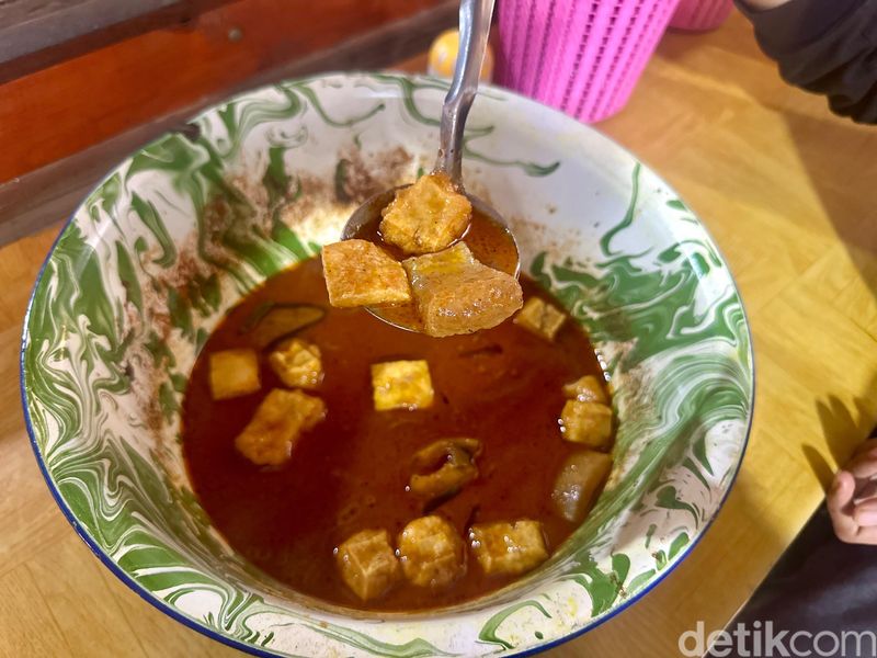 Gudeg Koyor Yu Par: Sedep Miroso! Gudeg Jogja Topping Koyor dan Opor Ayam, Dari Bantul 'diboyong' ke Depok, Nasi gudeg krecek mulai Rp 17 ribu, Sambal goreng krecek yang pedas dan areh yang gurih, Nasi gudeg koyor plus opor ayam yang miroso!, Pelengkap oseng mercon dan tahu tempe bacem