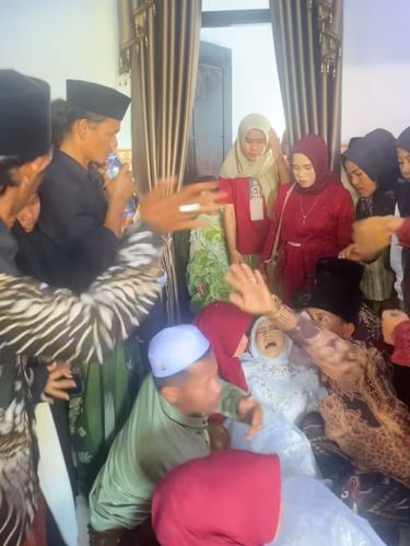 Array,Viral Pengantin Wanita di Madura Nikah Dijodohkan, Pingsan Saat Resepsi