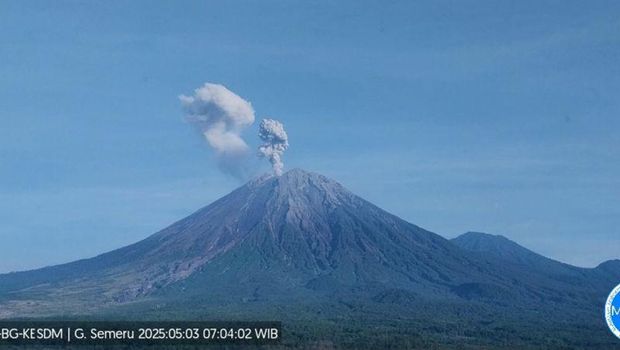 5 Wisata Pegunungan Yang Tidak Kalah Menarik dari Bromo, Gunung Rinjani, Gunung Semeru, Dataran Tinggi Dieng, Gunung Kelimutu, Kawah Ijen