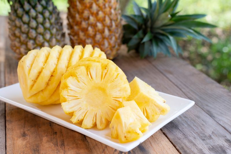 6 Menu Sarapan Sehat yang Tak Bikin Perut Kembung, 1. Alpukat, 2. Roti sourdough, 3. Pepaya, 4. Teh jahe madu, 5. Nanas, 6. Pisang