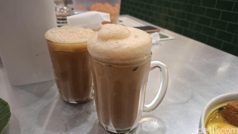 Slurrp! Sedapnya Mi Kari hingga Char Kway Teow di Kopitiam Otentik Malaysia, Suasana Cozy nan Santai, Menu yang Beragam, Pengalaman mencicipi ragam menu otentik Malaysia berlanjut di halaman berikutnya.            		         , Bumbu dan Rempah yang Lebih Lembut, Kaya Toast dan Es Teh Peng Tak Kalah Enak