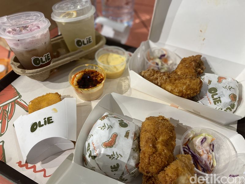 Antre 1 Jam Demi Cicip Chicken Tender Saus Chili Mayo, 1. Chicken tender dengan saus spesial, 2. Konsep kafe dengan antrean sampai satu jam, 3. Nikmatnya Chicken tender juicy dengan nasi harum, 4. Mozza Chunck hingga Rose Snow Jasmine Tea sebagai pelengkap