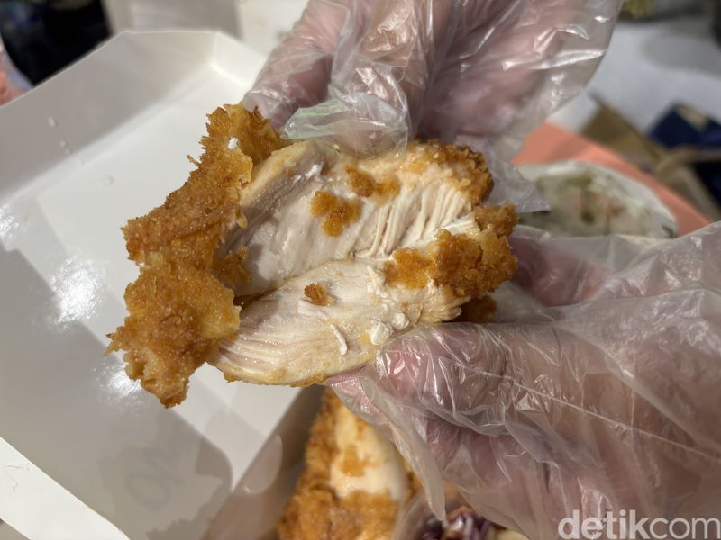 Antre 1 Jam Demi Cicip Chicken Tender Saus Chili Mayo, 1. Chicken tender dengan saus spesial, 2. Konsep kafe dengan antrean sampai satu jam, 3. Nikmatnya Chicken tender juicy dengan nasi harum, 4. Mozza Chunck hingga Rose Snow Jasmine Tea sebagai pelengkap