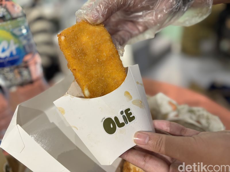 Antre 1 Jam Demi Cicip Chicken Tender Saus Chili Mayo, 1. Chicken tender dengan saus spesial, 2. Konsep kafe dengan antrean sampai satu jam, 3. Nikmatnya Chicken tender juicy dengan nasi harum, 4. Mozza Chunck hingga Rose Snow Jasmine Tea sebagai pelengkap