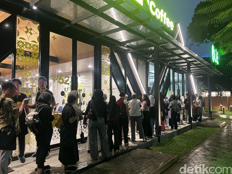 Antre 1 Jam Demi Cicip Chicken Tender Saus Chili Mayo, 1. Chicken tender dengan saus spesial, 2. Konsep kafe dengan antrean sampai satu jam, 3. Nikmatnya Chicken tender juicy dengan nasi harum, 4. Mozza Chunck hingga Rose Snow Jasmine Tea sebagai pelengkap