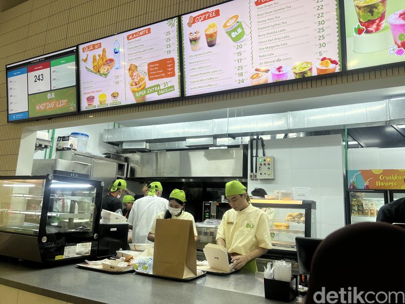 Antre 1 Jam Demi Cicip Chicken Tender Saus Chili Mayo, 1. Chicken tender dengan saus spesial, 2. Konsep kafe dengan antrean sampai satu jam, 3. Nikmatnya Chicken tender juicy dengan nasi harum, 4. Mozza Chunck hingga Rose Snow Jasmine Tea sebagai pelengkap