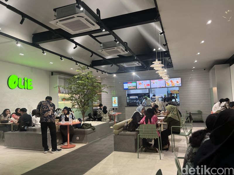 Antre 1 Jam Demi Cicip Chicken Tender Saus Chili Mayo, 1. Chicken tender dengan saus spesial, 2. Konsep kafe dengan antrean sampai satu jam, 3. Nikmatnya Chicken tender juicy dengan nasi harum, 4. Mozza Chunck hingga Rose Snow Jasmine Tea sebagai pelengkap