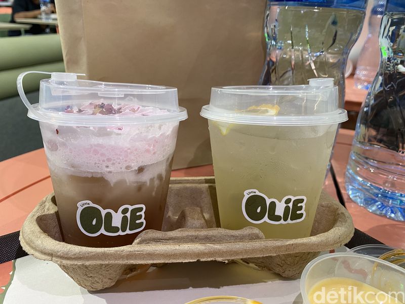 Antre 1 Jam Demi Cicip Chicken Tender Saus Chili Mayo, 1. Chicken tender dengan saus spesial, 2. Konsep kafe dengan antrean sampai satu jam, 3. Nikmatnya Chicken tender juicy dengan nasi harum, 4. Mozza Chunck hingga Rose Snow Jasmine Tea sebagai pelengkap