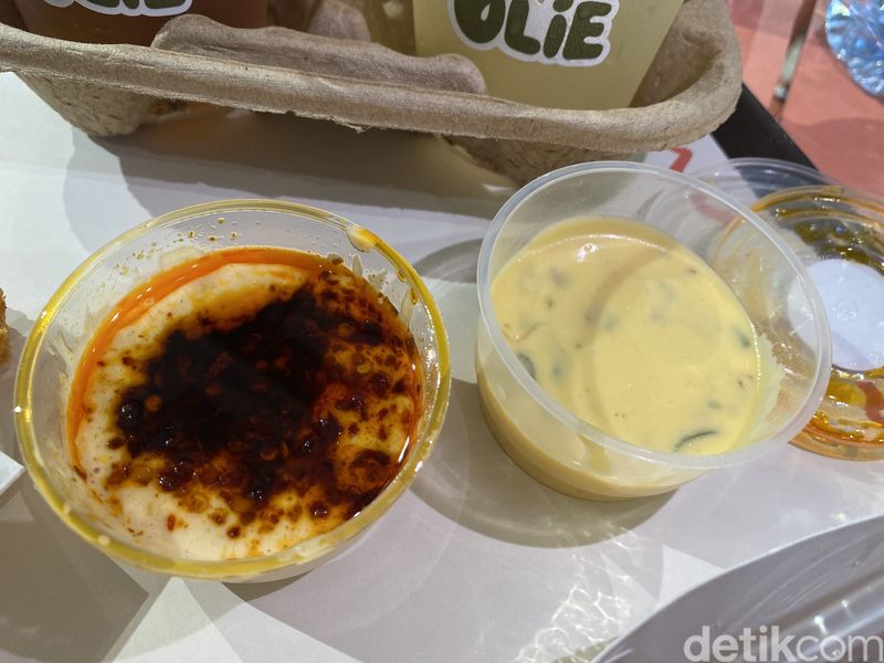 Antre 1 Jam Demi Cicip Chicken Tender Saus Chili Mayo, 1. Chicken tender dengan saus spesial, 2. Konsep kafe dengan antrean sampai satu jam, 3. Nikmatnya Chicken tender juicy dengan nasi harum, 4. Mozza Chunck hingga Rose Snow Jasmine Tea sebagai pelengkap