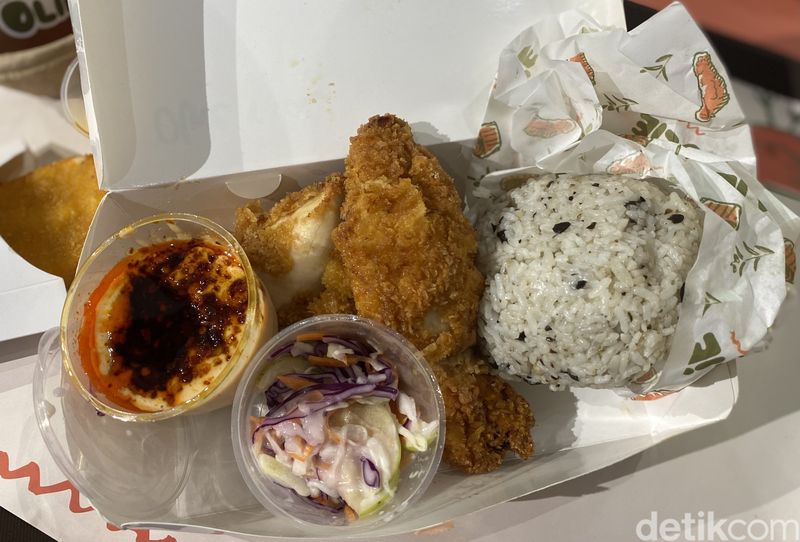 Antre 1 Jam Demi Cicip Chicken Tender Saus Chili Mayo, 1. Chicken tender dengan saus spesial, 2. Konsep kafe dengan antrean sampai satu jam, 3. Nikmatnya Chicken tender juicy dengan nasi harum, 4. Mozza Chunck hingga Rose Snow Jasmine Tea sebagai pelengkap