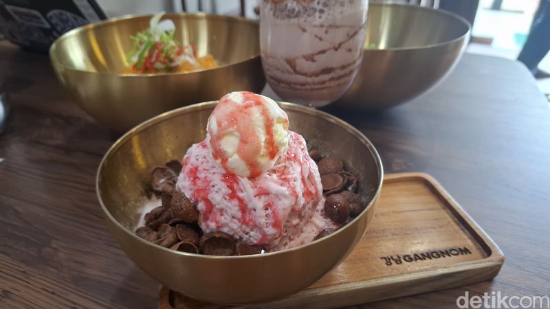Gangnom: Serunya Makan Omurice Ditemani Anjing Bichon di Kafe Korea, Bisnis Milik Selebriti, Pengalaman Bermain dengan Bichon, Menu makanannya yang enak dan menyegarkan ada di halaman berikutnya.            		         , Hidangan Korea Selatan yang Enak, Dessert Dingin dan Legit, Minuman Segar Rendah Kalori