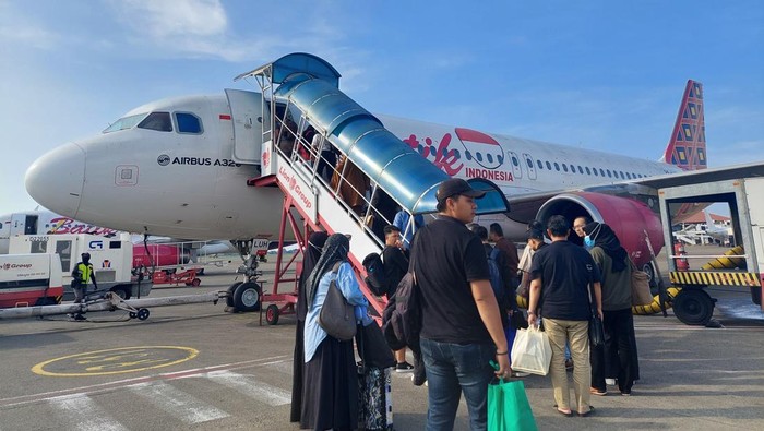 8 Tips Menyiapkan Perjalanan Udara yang Nyaman, 1. Datang ke Bandar Udara Lebih Awal, 2. Perhatikan dan Cari Informasi Rute Perjalanan Darat dari/ke Bandar Udara, 3. Manfaatkan Check-in Online, 4. Siapkan Dokumen Perjalanan, 5. Atur Bagasi dengan Bijak, 6. Perhatikan Barang Bawaan di Kabin, 7. Mempersiapkan Pre Book Meals, 8. Penjualan di Pesawat (Sales On Board)