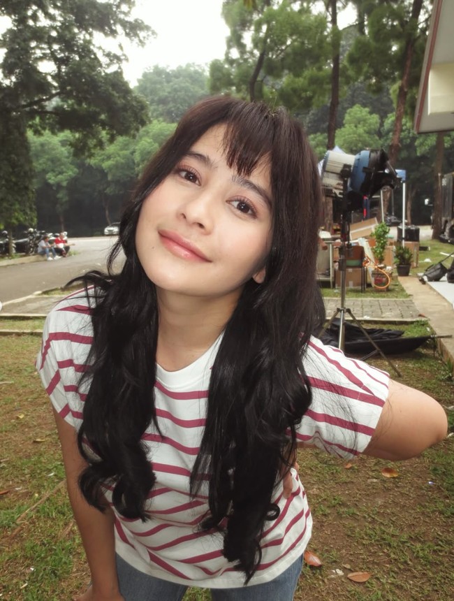 Array,Gaya Prilly Latuconsina Tampil Beda Dengan Rambut Berponi, Imut Bak Anak SMP