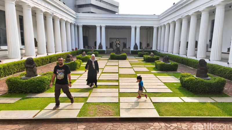Top 10+ Pilihan Lokasi Liburan Long Weekend di Jakarta, 1. Monas, 2. Taman Mini Indonesia Indah (TMII), 3. Dunia Fantasi (Dufan), 4. Seaworld, 5. Taman Margasatwa Ragunan, 6. Museum Nasional Indonesia, 7. Kota Tua, 8. Museum MACAN, 9. Arena Masjid Istiqlal, 10. Katedral Santa Perawan Maria Diangkat ke Surga