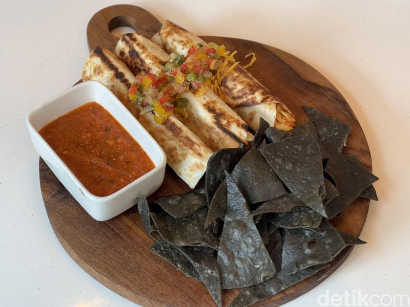 2madison Art Cafe: Menikmati Kopi Wong Jowo dan Burrito Bersuasana Artistik, 1. Bergaya Amerika, 2. Kafe menyatu dengan galeri, 3. Punya aneka racikan kopi, 4. Camilan platter nachos dan burrito, 5. Dessert platter