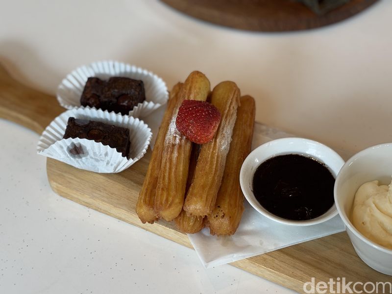 2madison Art Cafe: Menikmati Kopi Wong Jowo dan Burrito Bersuasana Artistik, 1. Bergaya Amerika, 2. Kafe menyatu dengan galeri, 3. Punya aneka racikan kopi, 4. Camilan platter nachos dan burrito, 5. Dessert platter