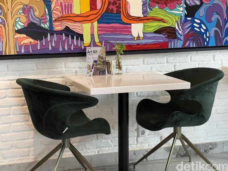 2madison Art Cafe: Menikmati Kopi Wong Jowo dan Burrito Bersuasana Artistik, 1. Bergaya Amerika, 2. Kafe menyatu dengan galeri, 3. Punya aneka racikan kopi, 4. Camilan platter nachos dan burrito, 5. Dessert platter