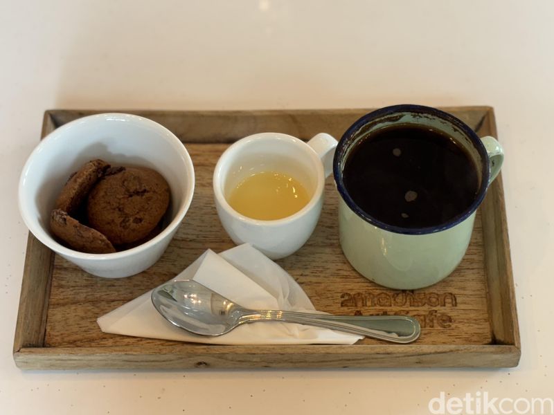 2madison Art Cafe: Menikmati Kopi Wong Jowo dan Burrito Bersuasana Artistik, 1. Bergaya Amerika, 2. Kafe menyatu dengan galeri, 3. Punya aneka racikan kopi, 4. Camilan platter nachos dan burrito, 5. Dessert platter