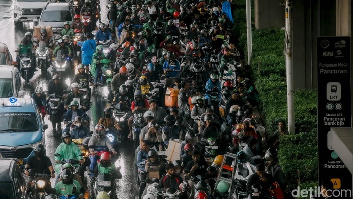 Array,Benarkah Orang Tunda Beli LCGC dan Beralih Pilih Motor?
